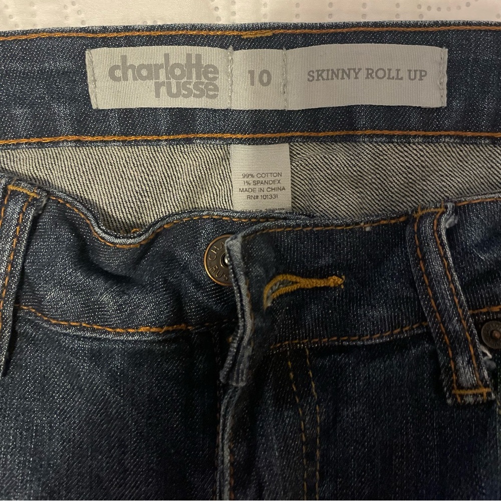 Cute little roll up jeans.